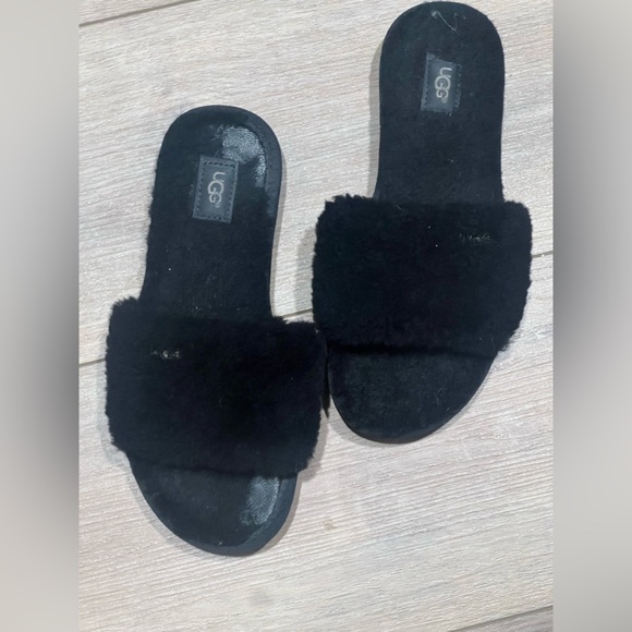 UGG Shoes - UGG Women's Black Furry Fuzzy Slippers Slides Sandals size 6